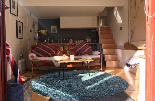 Pewsey Appartement | Unique Artists studio with a private garden.
