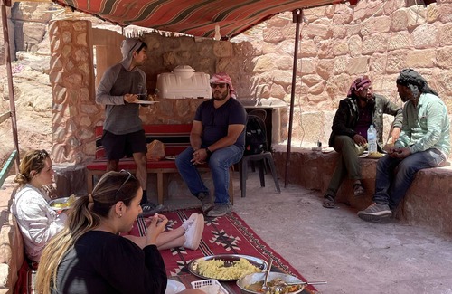 Wadi Musa Lit Et Petit-Déjeuner | Unique Bedouin Cultural Experience inside Petra