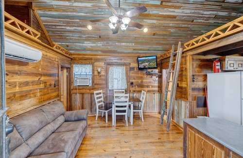 Concan Cabine | Unique Cabin by the Frio - River Rock Cabin #3