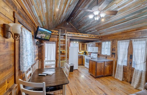 Concan Cabine | Unique Cabin by the Frio - River Rock Cabin #3
