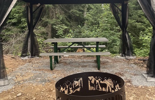 Strong Maison | Unique Camper located at the edge of Muskoka