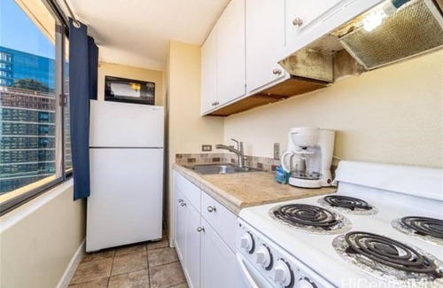 McCully - Moiliili Appartement | Unique Corner Studio Condo Incredible Ocean and Canal Views!