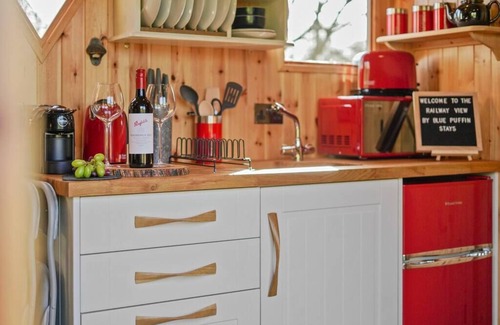 Ampney Crucis Appartement | Unique Cotswolds Glamping, The Railway View in Cirencester with Parking & WiFi