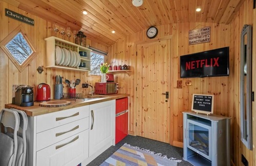 Ampney Crucis Appartement | Unique Cotswolds Glamping, The Railway View in Cirencester with Parking & WiFi