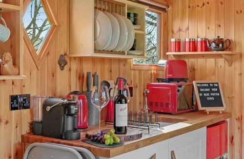 Ampney Crucis Appartement | Unique Cotswolds Glamping, The Railway View in Cirencester with Parking & WiFi