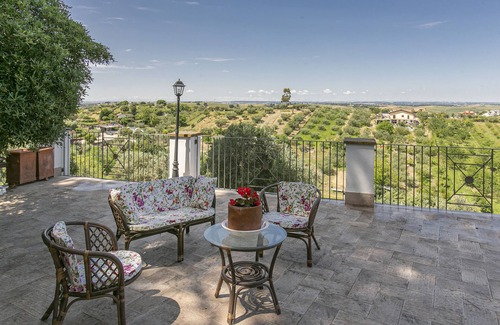 Mentana Villa | Prestigious villa in the Roman countryside.