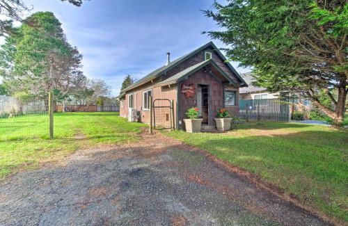 Crescent City North Maison | Unique Dog-Friendly Log Cabin Short Walk to Ocean