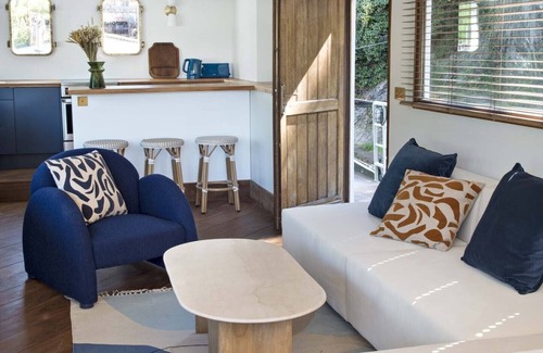 17th Arrondissement Batignolles-Monceau Location De Bateaux | L’Escale sur Seine - Timonerie - Spa privé et parking gratuit