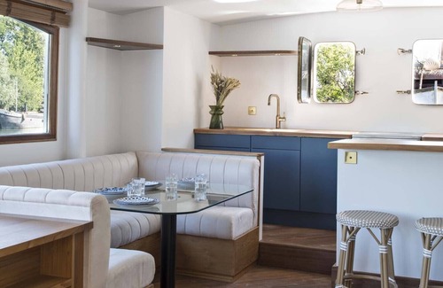 17th Arrondissement Batignolles-Monceau Location De Bateaux | L’Escale sur Seine - Timonerie - Spa privé et parking gratuit