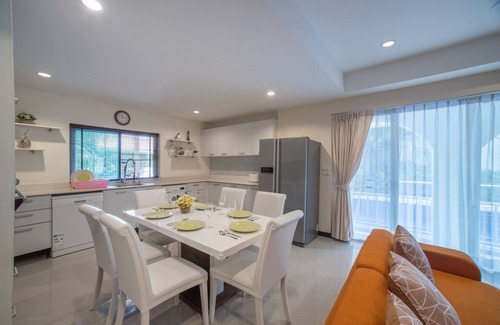 Ban Saiyuan Villa | Villa de style grec unique située au sud de l'île de Phuket