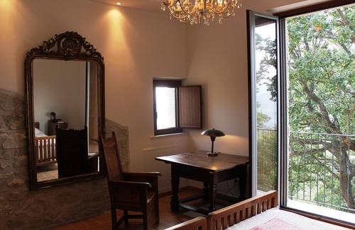 Pietranico Maison | Maison unique avec tour résidentielle et piscine, vue montagne, silence, adapté aux enfants