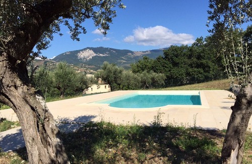 Pietranico Maison | Maison unique avec tour résidentielle et piscine, vue montagne, silence, adapté aux enfants