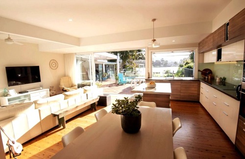 Narrabeen Maison | Unique Lagoon Oasis at Beach
