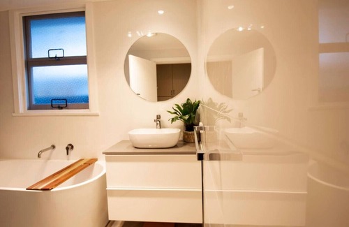 Narrabeen Maison | Unique Lagoon Oasis at Beach