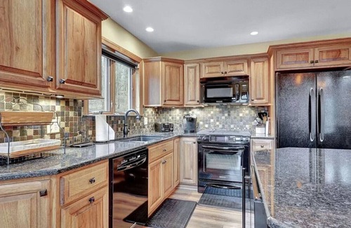 Ellicottville Chalet De Ski | Unique Large Chalet w/Hot Tub! A Hidden Gem!