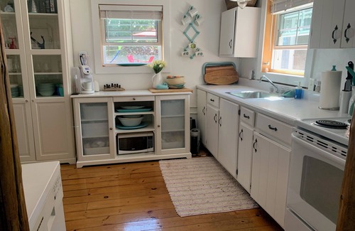 Saugeen Shores Cottage | Unique Log Cabin à Port Elgin, ON, 30 secondes de marche de la plage de sable avec HOT TUB!