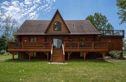 Brighton Maison | Unique Log House by the Lake, Retreat with Spa Amenities near Presque'ile Provincial Park