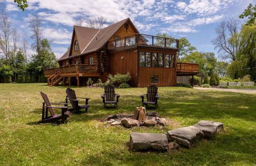 Brighton Maison | Unique Log House by the Lake, Retreat with Spa Amenities near Presque'ile Provincial Park