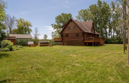 Brighton Maison | Unique Log House by the Lake, Retreat with Spa Amenities near Presque'ile Provincial Park