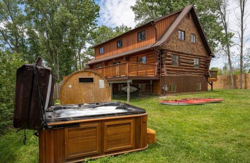 Brighton Maison | Unique Log House by the Lake, Retreat with Spa Amenities near Presque'ile Provincial Park