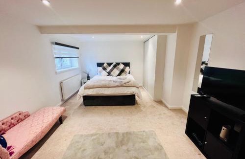Motherwell Appartement | Unique Modern Studio Apartment