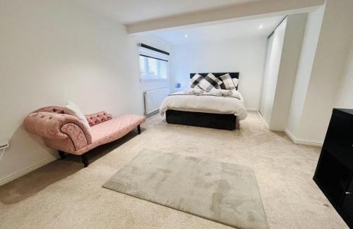 Motherwell Appartement | Unique Modern Studio Apartment