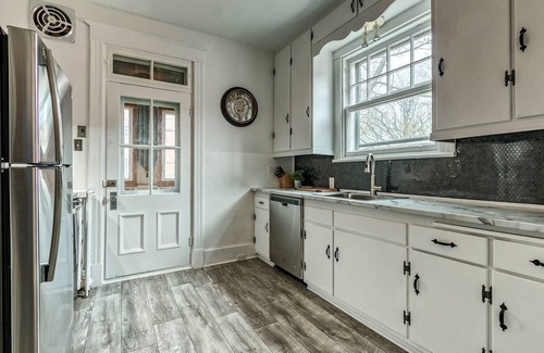 Montcalm Appartement | Unique, spacieux appartement récemment rénové de 1600 pieds carrés.