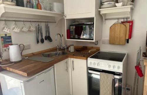Larkhall Appartement | Unique Orchard Lodge for couples with hot tub