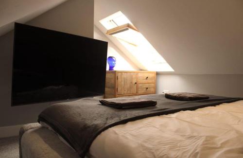 Norwich Maison | Unique Pet Friendly Luxury Retreat With Hot Tub