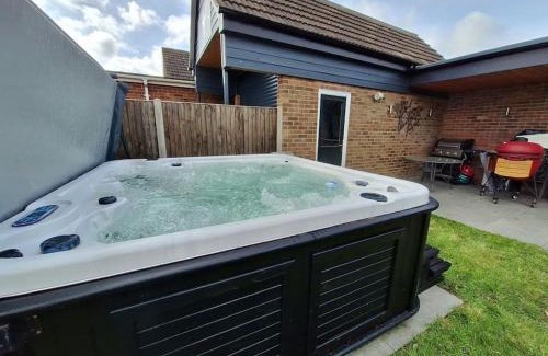 Norwich Maison | Unique Pet Friendly Luxury Retreat With Hot Tub