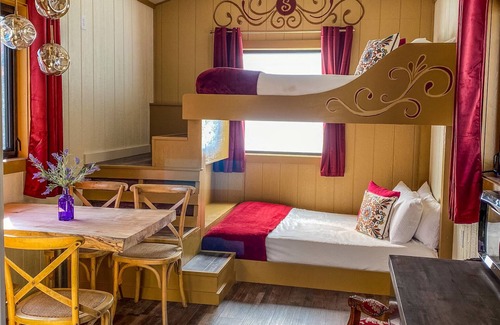 Goldbond Cottage | Unique Scarlet Gypsy at Four Fillies Lodge