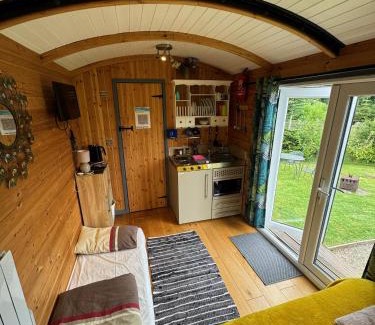 Longtown Appartement | unique sheperds hut private hot tub, ensuite & kitchenette