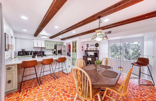 North San Antonio - SAT Maison | Unique & Stylish San Antonio Home w/ Deck!