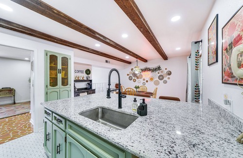 North San Antonio - SAT Maison | Unique & Stylish San Antonio Home w/ Deck!