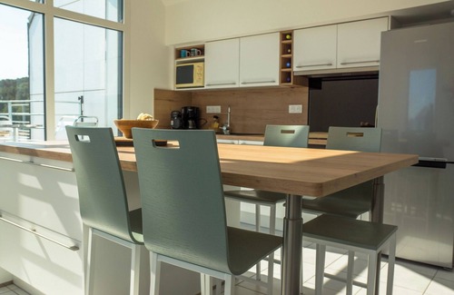 Crozon Appartement | Vue unique sur la plage de Morgat, parking privé, wifi