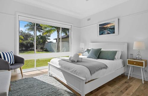 Toukley Maison | Unique Waterfront Lake Views in Toukley