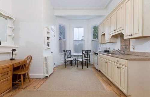 Fifth Ward Appartement | Unité 2, 1er étage 1 Bdrm, Walk to Mansions & Beach