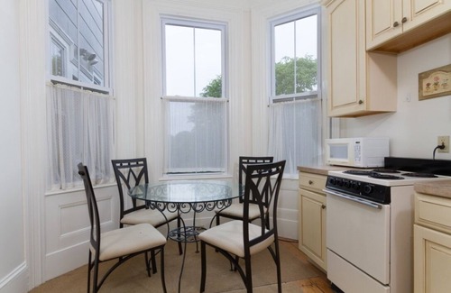Fifth Ward Appartement | Unité 2, 1er étage 1 Bdrm, Walk to Mansions & Beach