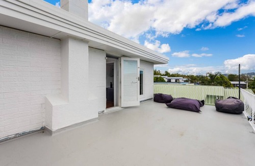 Henderson Appartement | Sunny Side Getaway with views and deck