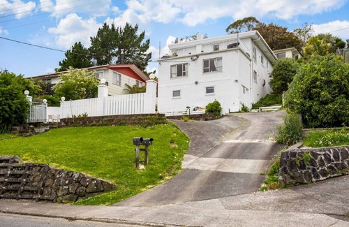 Henderson Appartement | Sunny Side Getaway with views and deck