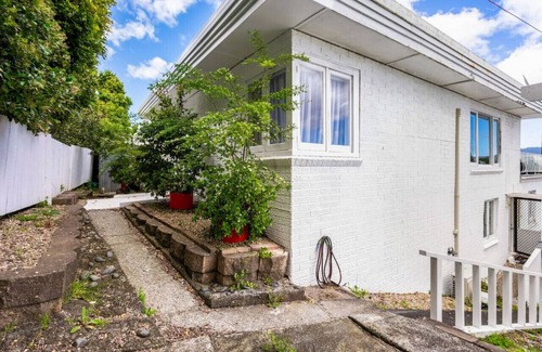 Henderson Appartement | Sunny Side Getaway with views and deck