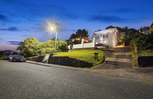 Henderson Appartement | Sunny Side Getaway with views and deck