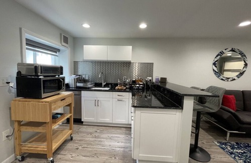 Charlottesville Copropriété | Unit 5 - Cozy Lower Level Studio Suite