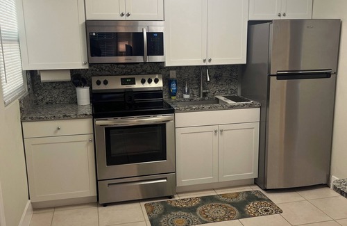 Lake Worth Appartement | Unit B - Freshly Remodeled 1/1-Close to everything!