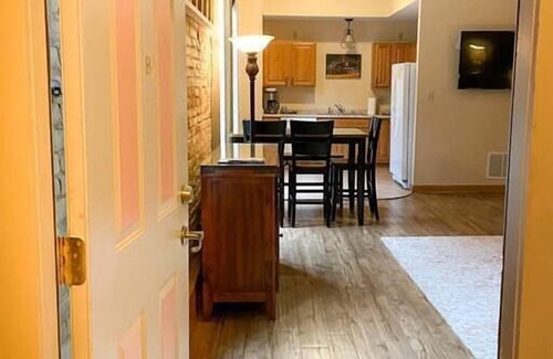Westown Appartement | Unit B- Large Condo w/Patio/ Old World 3rd+Fiserv
