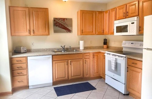 Westown Appartement | Unit C- New Big 2 King Bedroom Condo by FiservForum/3rd St