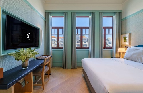 Centro / Baixa Hôtel | Unit with Aliados Views Near Igreja do Carmo and Douro River Ferry! Onsite Pool!
