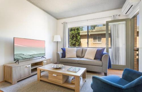 Neutral Bay Appartement | Unit With Balcony, Backyard and Parking Near Shops