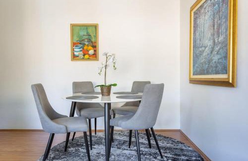 Neutral Bay Appartement | Unit With Balcony, Backyard and Parking Near Shops