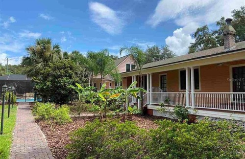 Duckpond Maison | University House - 8 Bedrooms - Walk to UF / Stadium
